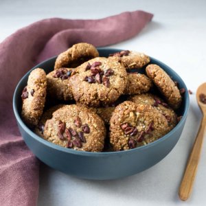 Diese Tahin-Mandel-Kekse sind vegan, glutenfrei bestehen aus nur fünf Zutaten.