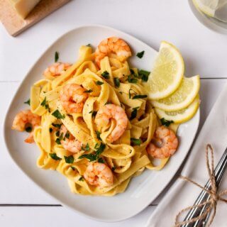Diese super cremige Scampi Fettuccine steht in 20 Minuten auf dem Tisch und schmeckt so köstlich.