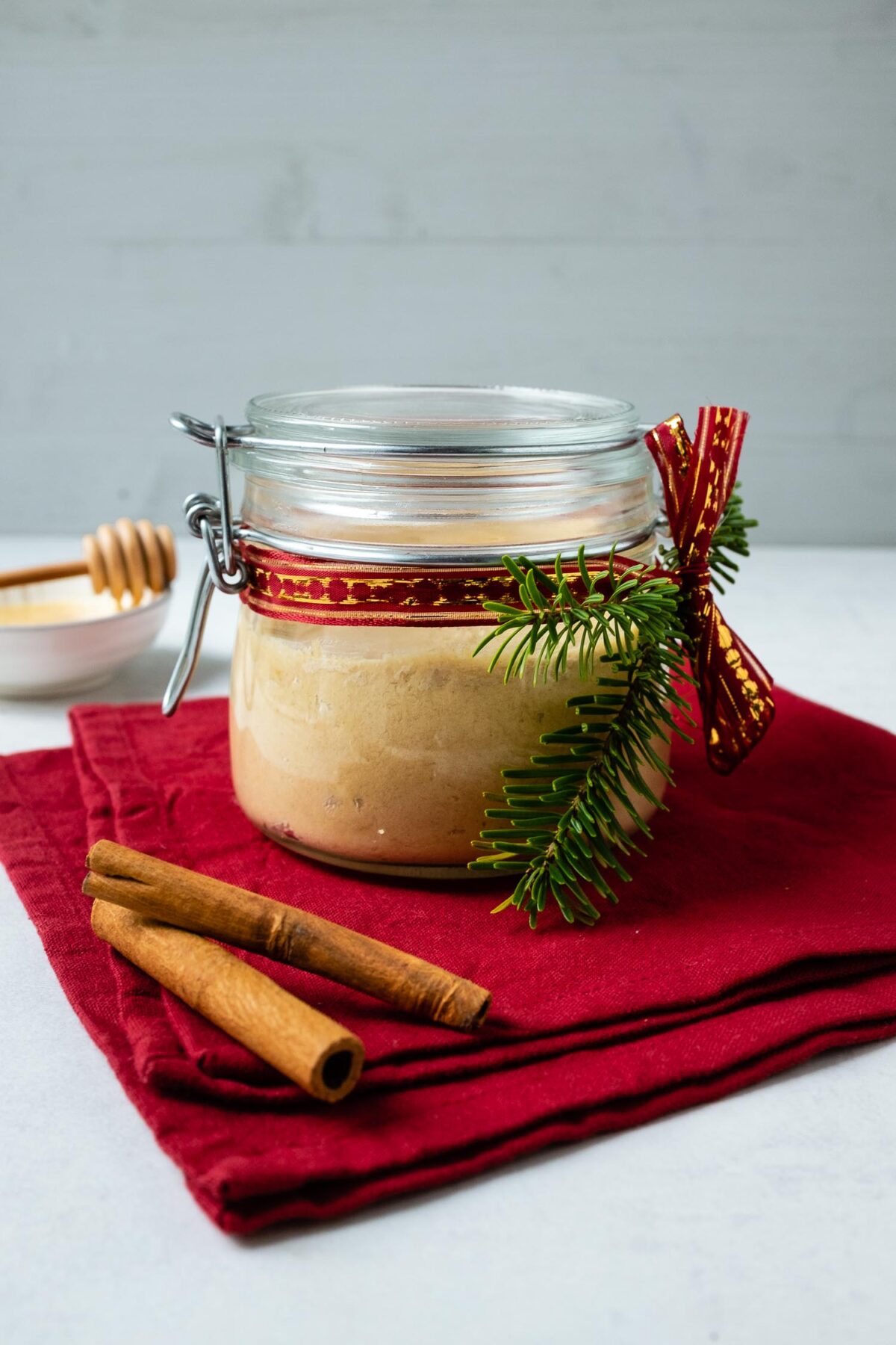 Ein super schnelles Geschenk aus der Küche: Honig-Zimt-Butter. Nur 4 Zutaten, 5 Minuten Zeit und ein wunderbarer Genuss.