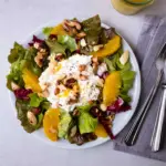 Dieser Wintersalat mit Orangen, Nüssen und Hüttenkäse ist schon seit vielen Jahren unser absoluter Lieblings-Salat in der kalten Jahreszeit. Die süß-sauren Orangen, der cremige Hüttenkäse, die Nüsse sowie das aromatische Dressing ergeben einen wahren Genuss.