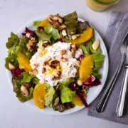 Dieser Wintersalat mit Orangen, Nüssen und Hüttenkäse ist schon seit vielen Jahren unser absoluter Lieblings-Salat in der kalten Jahreszeit. Die süß-sauren Orangen, der cremige Hüttenkäse, die Nüsse sowie das aromatische Dressing ergeben einen wahren Genuss.