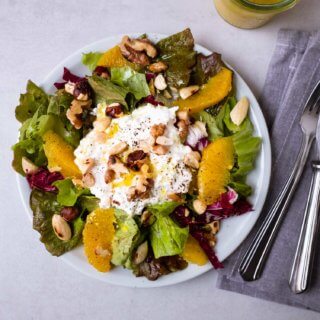 Dieser Wintersalat mit Orangen, Nüssen und Hüttenkäse ist schon seit vielen Jahren unser absoluter Lieblings-Salat in der kalten Jahreszeit. Die süß-sauren Orangen, der cremige Hüttenkäse, die Nüsse sowie das aromatische Dressing ergeben einen wahren Genuss.