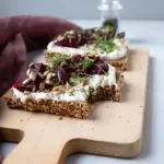 Dieses Rote-Bete-Meerrettich-Ricotta-Schnittchen ist in 10 Minuten zubereitet. Der cremige Meerrettich-Ricotta und die erdige Rote Bete ergeben einen leckeren Genuss.
