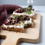 Dieses Rote-Bete-Meerrettich-Ricotta-Schnittchen ist in 10 Minuten zubereitet. Der cremige Meerrettich-Ricotta und die erdige Rote Bete ergeben einen leckeren Genuss.