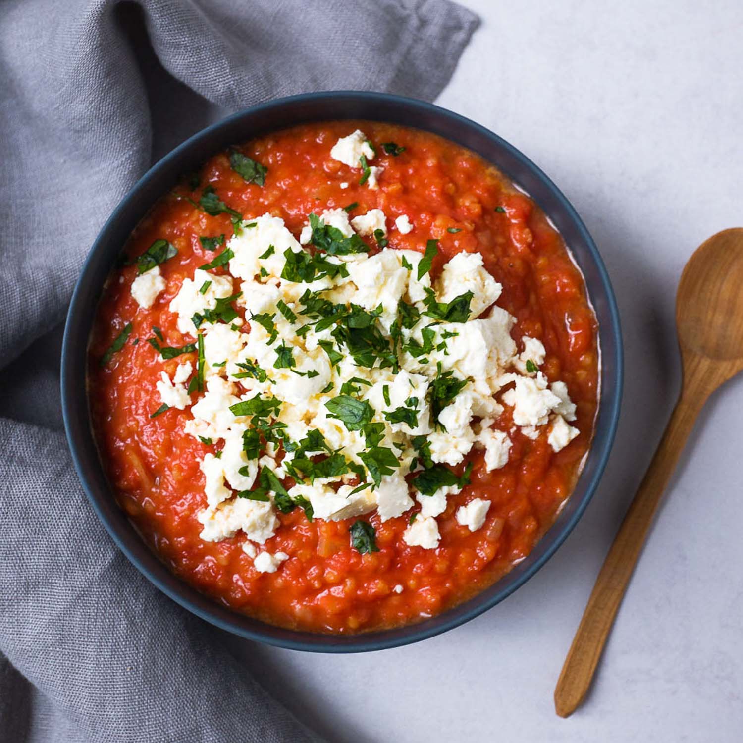 Lecker kann ganz einfach sein. Probiert mal diese leckere Tomaten-Feta-Hirse Suppe mit Petersilie. Simpel in der Zubereitung aber köstlich im Geschmack.