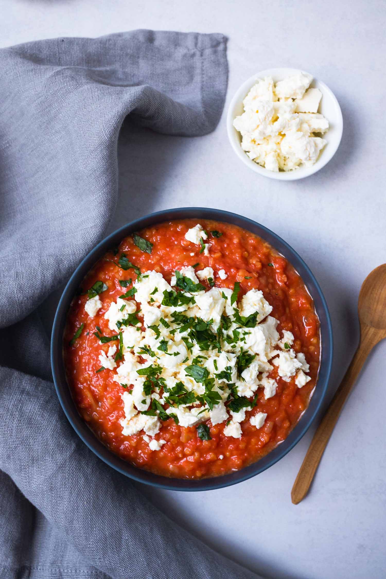 Lecker kann ganz einfach sein. Probiert mal diese cremige Tomaten-Feta-Hirse Suppe mit Petersilie. Simpel in der Zubereitung und köstlich im Geschmack.