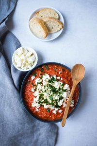 Lecker kann ganz einfach sein. Probiert mal diese leckere Tomaten-Feta-Hirse Suppe mit Petersilie. Simpel in der Zubereitung aber köstlich im Geschmack.