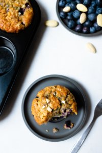 Die Zitronen-Blaubeer-Buttermilch Muffins mit Mandeln sind einfach in der Zubereitung und schmecken unglaublich gut.