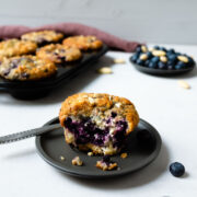 Die Zitronen-Blaubeer-Buttermilch Muffins mit Mandeln sind einfach in der Zubereitung und schmecken unglaublich gut.