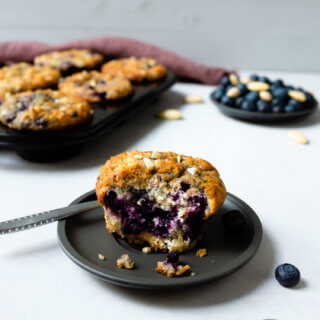Die Zitronen-Blaubeer-Buttermilch Muffins mit Mandeln sind einfach in der Zubereitung und schmecken unglaublich gut.