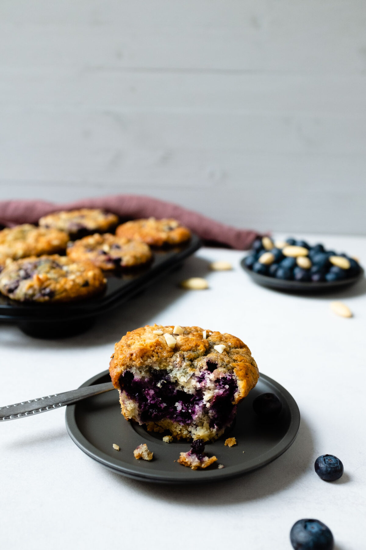 Die Zitronen-Blaubeer-Buttermilch Muffins mit Mandeln sind einfach in der Zubereitung und schmecken unglaublich gut.