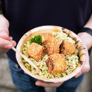 Lecker, leicht und zitronig frisch schmeckt dieser Couscous. Abgerundet wird er mit Knuspern-Feta, gerösteten Sonnenblumenkernen und Naturjoghurt.