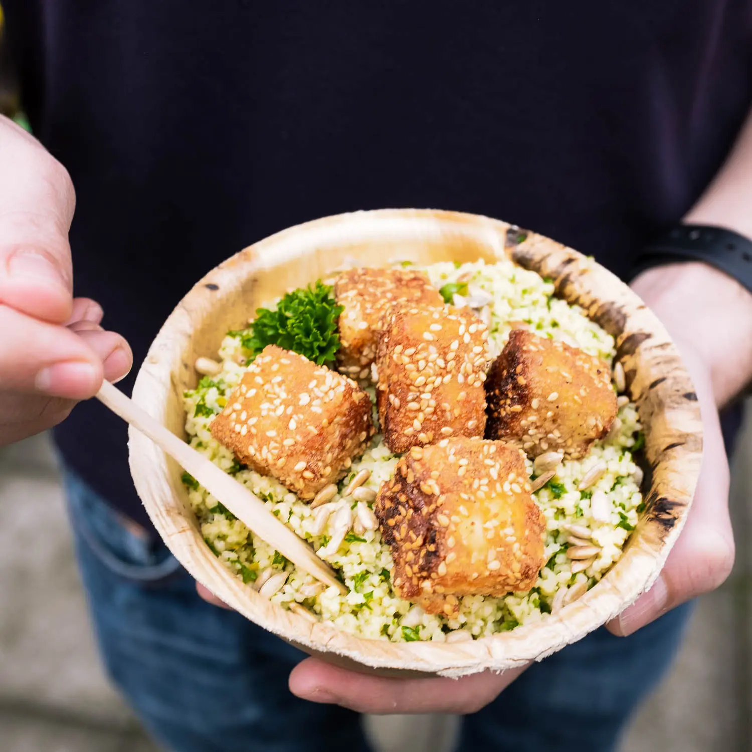 Lecker, leicht und zitronig frisch schmeckt dieser Couscous. Abgerundet wird er mit Knuspern-Feta, gerösteten Sonnenblumenkernen und Naturjoghurt.