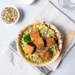 Lecker, leicht und zitronig frisch schmeckt dieser Couscous. Abgerundet wird er mit Knuspern-Feta, gerösteten Sonnenblumenkernen und Naturjoghurt.