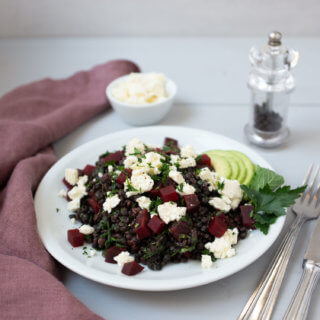 Das Linsen-Taboulé mit Roter Bete, Avocado und Feta ist eine tolle Variation des klassischen Taboulé. Die Zubereitung ist simpel und der zitronig, minzige Geschmack überzeugt. 