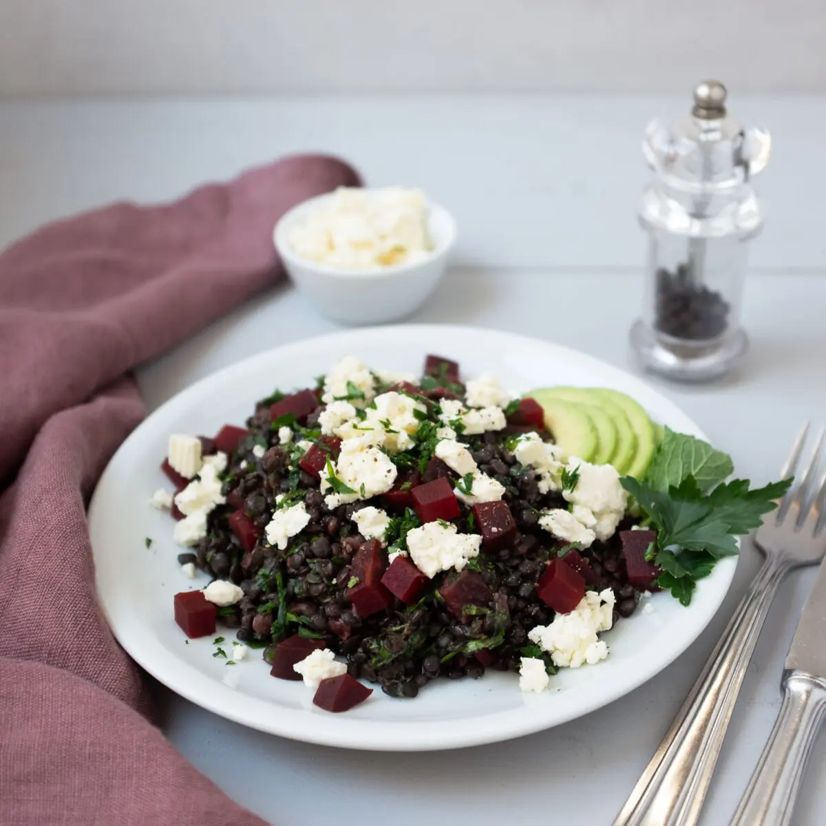 Das Linsen-Taboulé mit Roter Bete, Avocado und Feta ist eine tolle Variation des klassischen Taboulé. Die Zubereitung ist simpel und der zitronig, minzige Geschmack überzeugt. ﻿