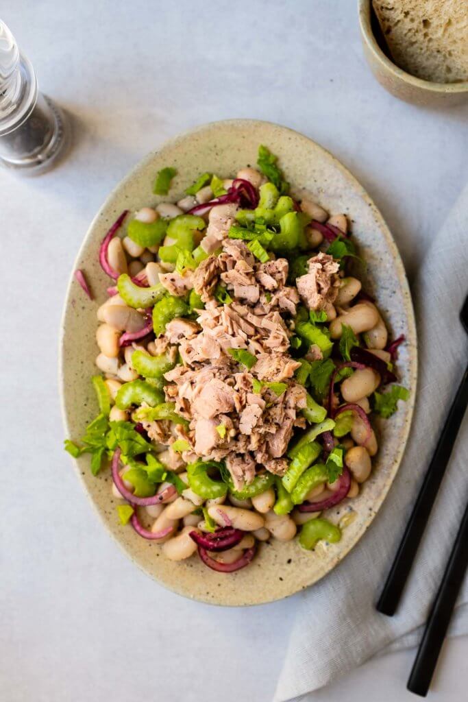 Dieser ruck zuck Thunfisch-Salat mit weisen Bohnen und Stangensellerie ist in 10 Minuten fertig zum Genießen. Ideal als schnelles Abendessen oder zum Mitnehmen ins Büro oder zu einem Picknick.