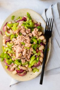 Dieser Ruck zuck Thunfisch-Salat mit weisen Bohnen und Stangenselllerie ist in 10 Minuten fertig zum Genießen. Ideal als schnelles Abendessen oder zum Mitnehmen ins Büro oder zu einem Picknick.