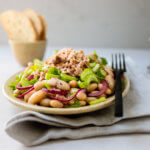 Dieser ruck zuck Thunfisch-Salat mit weisen Bohnen und Stangensellerie ist in 10 Minuten fertig zum Genießen. Ideal als schnelles Abendessen oder zum Mitnehmen ins Büro oder zu einem Picknick