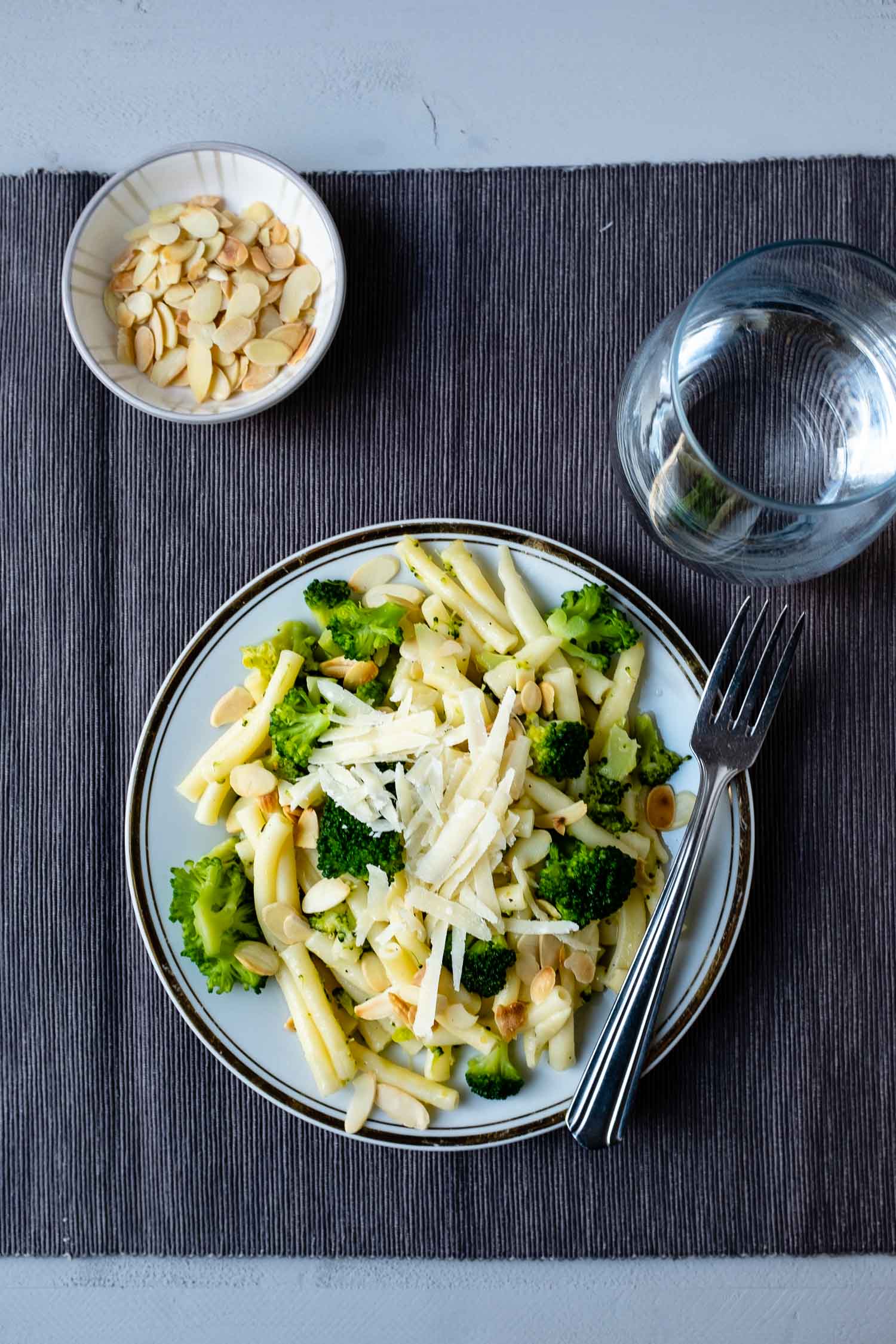 Zitronen-Brokkoli Pasta mit Knuspermandeln ist ein Blitzgericht. Es steht in 20 Minuten auf dem Tisch und schmeckt köstlich.