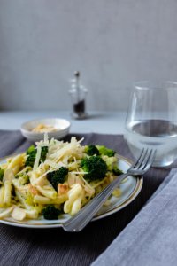 Zitronen-Brokkoli Pasta mit Knuspermandeln ist ein Blitzgericht. Es steht in 20 Minuten auf dem Tisch und schmeckt köstlich.