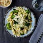 Zitronen-Brokkoli Pasta mit Knuspermandeln ist ein Blitzgericht. Es steht in 20 Minuten auf dem Tisch und schmeckt köstlich.