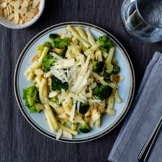 Zitronen-Brokkoli Pasta mit Knuspermandeln ist ein Blitzgericht. Es steht in 20 Minuten auf dem Tisch und schmeckt köstlich.