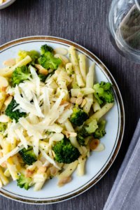 Zitronen-Brokkoli Pasta mit Knuspermandeln ist ein Blitzgericht. Es steht in 20 Minuten auf dem Tisch und schmeckt köstlich.