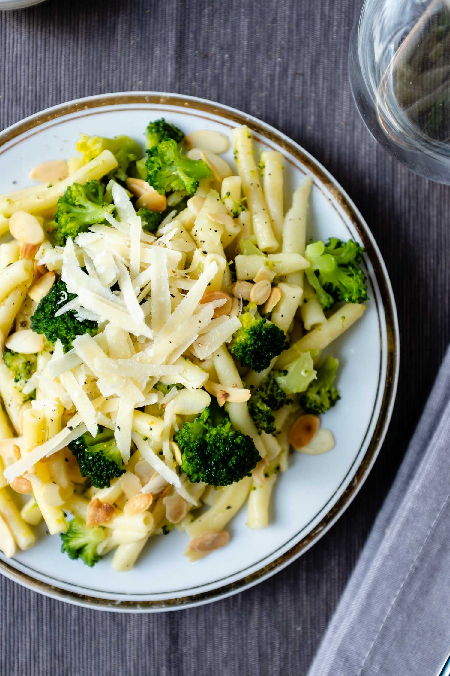 Zitronen-Brokkoli Pasta mit Knuspermandeln ist ein Blitzgericht. Es steht in 20 Minuten auf dem Tisch und schmeckt köstlich.