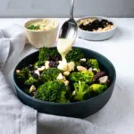 Diesen Brokkoli-Salat mit fruchtigen Kirschen und einem unglaublich leckeren Cashew-Curry-Dressing müsst ihr probieren. Er ist vegan, wahnsinnig lecker und einfach in der Zubereitung.