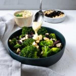 Veganer Brokkoli-Salat mit Cashew-Curry-Dressing