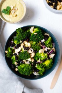 Diesen Brokkoli-Salat mit einem unglaublich leckeren Cashwe-Curry-Dressing müsst ihr probieren. Er ist vegan, wahnsinnig lecker und einfach in der Zubereitung.
