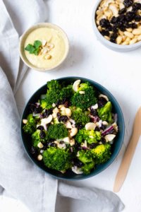 Diesen Brokkoli-Salat mit einem unglaublich leckeren Cashwe-Curry-Dressing müsst ihr probieren. Er ist vegan, wahnsinnig lecker und einfach in der Zubereitung.