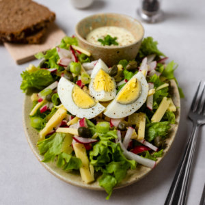 Dieser herzhafte Käse-Ei-Salat schmeckt köstlich. Die Kombination aus sauren Gurken, salzigen Kapern, milden Käse und leicht scharfen Radieschen macht dem Gaumen Spaß. Egal ob aus Partysalat oder leckerem Snack.