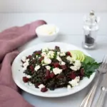 Das Linsen-Taboulé mit Roter Bete, Avocado und Feta ist eine tolle Variation des klassischen Taboulé. Die Zubereitung ist simpel und der zitronig, minzige Geschmack überzeugt. ﻿