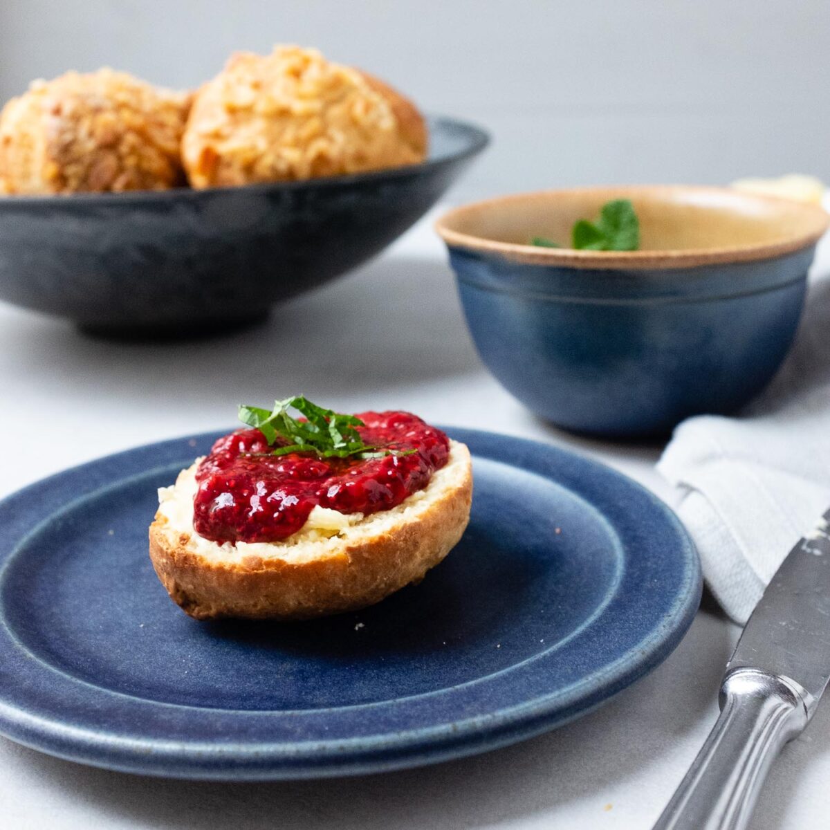 Diese Quarkbrötchen stehen frisch gebacken in 30 Minuten auf eurem Tisch und ihr habt sogar noch Zeit eine Himbeere-Chia-Marmelade herzustellen.