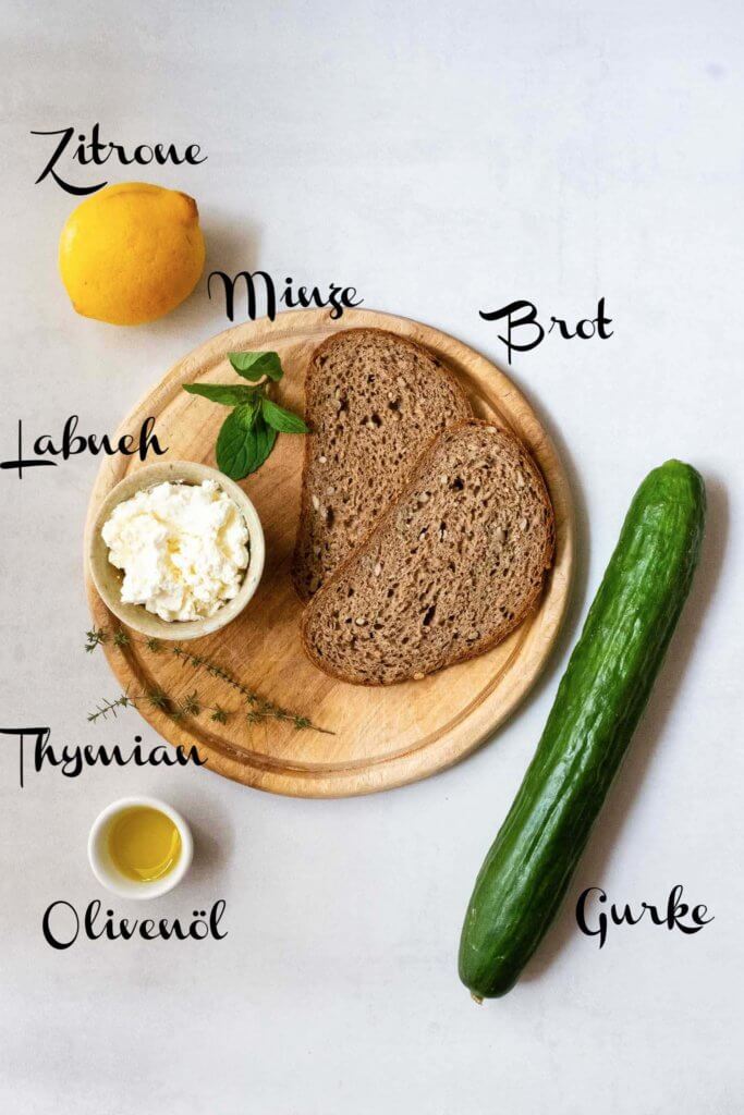 Labneh ist ein Frischkäse aus dem Libanon. Wie einfach er hergestellt werden kann, zeige ich euch in diesem Rezept. Labneh schmeckt wunderbar cremig und zusammen mit der frischen Gurke wird dieses Schnittchen zum Hochgenuss.