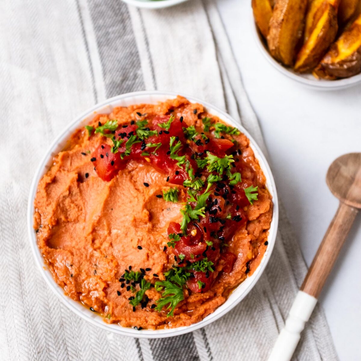 Ofenkartoffeln mit Tomaten-Hummus - Schnelle Rezepte aus meiner Küche