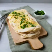 Dieses schnelle Käse-Pfannenbrot ist im Nu zubereitet. Es ist ein weiches und super leckeres Brot, was in de Pfanne gebacken wird - vergleichbar mit einem Naanbrot. Getoppt mit Käse und Petersilie ist es der Hit.