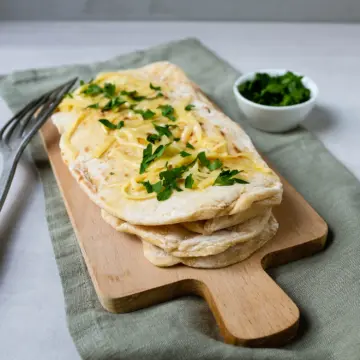 Dieses schnelle Käse-Pfannenbrot ist im Nu zubereitet. Es ist ein weiches und super leckeres Brot, was in de Pfanne gebacken wird - vergleichbar mit einem Naanbrot. Getoppt mit Käse und Petersilie ist es der Hit.