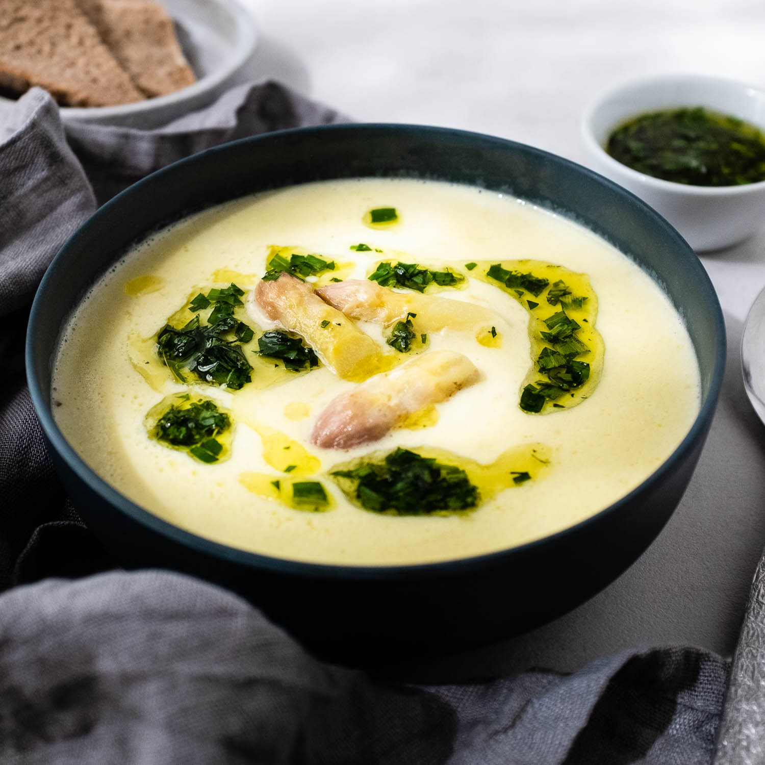 Zitronige Spargelcremesuppe mit Estragon-Öl