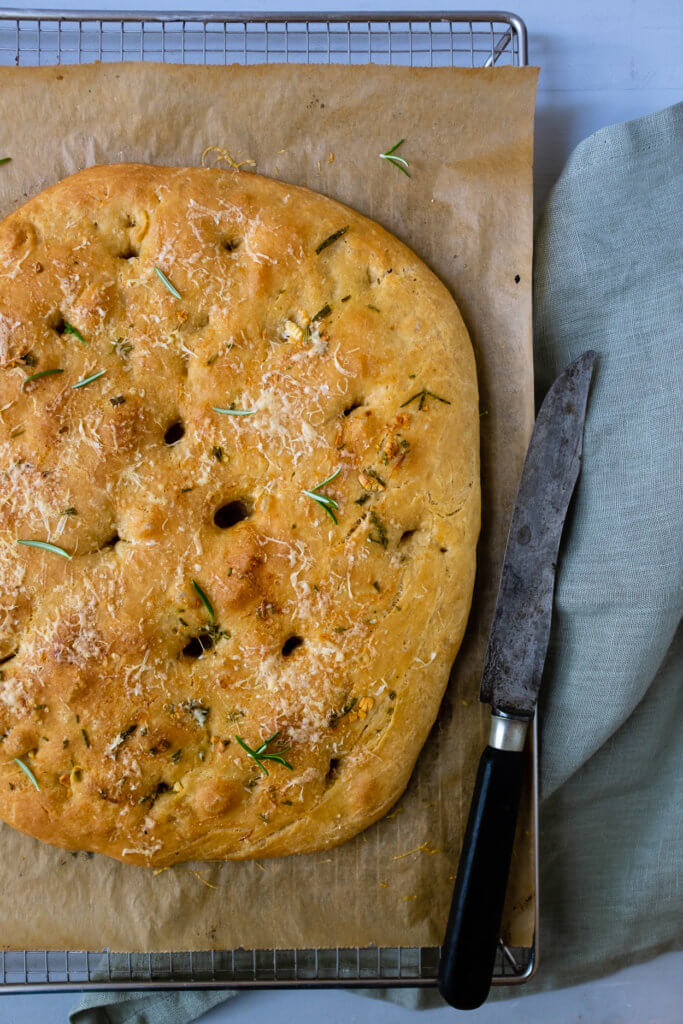 Rosmarin-Knoblauch -Parmesan Focaccia - Schnelle &amp; einfache Rezepte