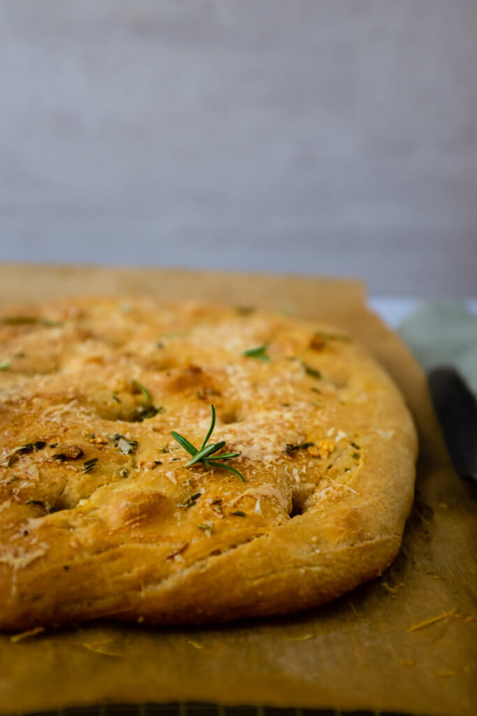 Rosmarin-Knoblauch -Parmesan Focaccia - Schnelle &amp; einfache Rezepte