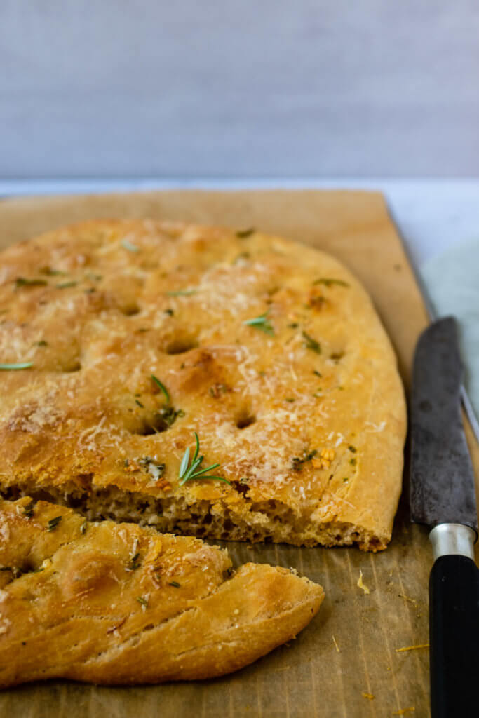 Rosmarin-Knoblauch -Parmesan Focaccia - Schnelle &amp; einfache Rezepte