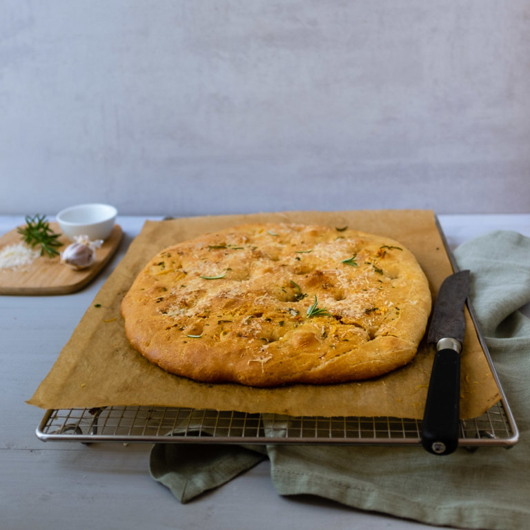 Rosmarin-Knoblauch -Parmesan Focaccia - Schnelle & einfache Rezepte Rosmarin-Knoblauch -Parmesan Focaccia - Schnelle & einfache Rezepte