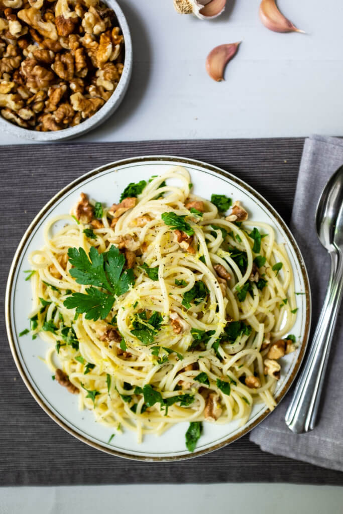 Diese Walnuss-Zitronen Spaghetti sind im Nu zubereitet und benötigen nur wenige Zutaten. Toll als schnelles Mittag- oder Abendessen﻿