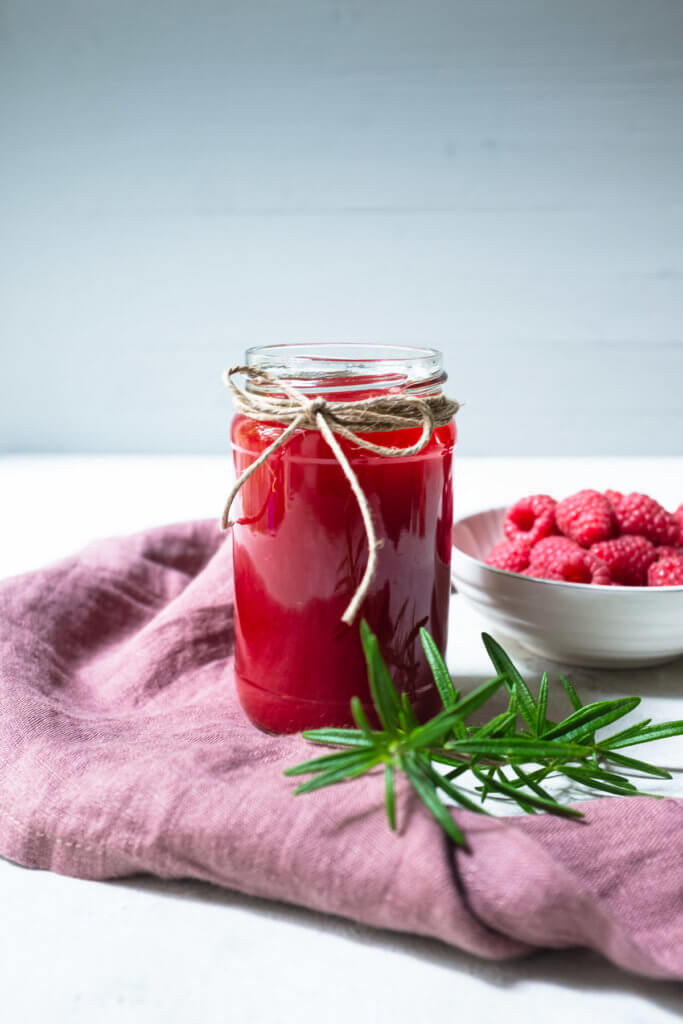 Ein erfrischendes Getränk im Sommer ist immer eine gute Idee. Dieser Himbeeren-Rosmarin-Sirup schmeckt wunderbar fruchtig, mit einer leicht würzigen Note. ﻿