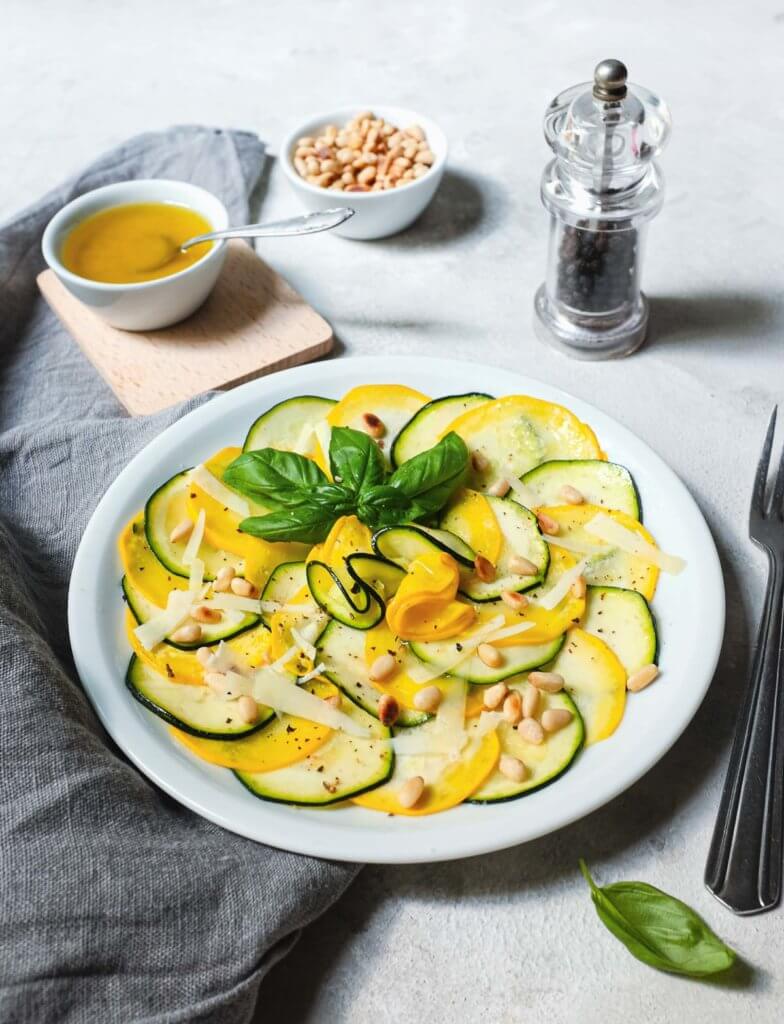 Zucchini-Salat mit Zitronen-Dressing, gerösteten Pinienkernen und Pecorino.