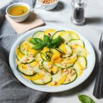 Zitroniger Zucchini-Salat mit Pecorino und Pinienkernen