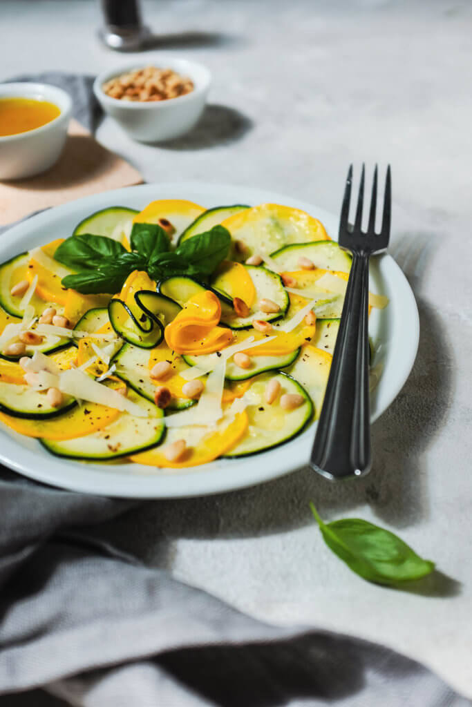 Zucchini-Salat mit Zitronen-Dressing, gerösteten Pinienkernen und Pecorino.
